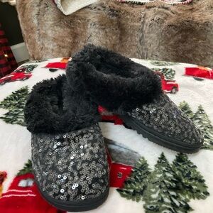New Dearfoams black sequin fur slippers small 5-6